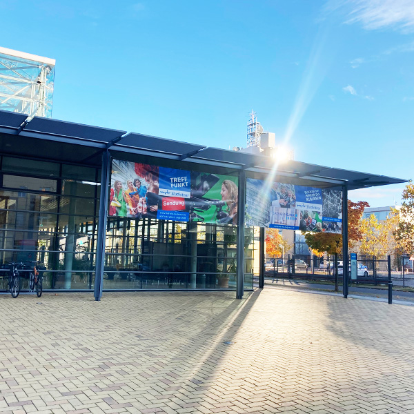 Treffpunkt MDR-Studiotour im Foyer der media city leipzig